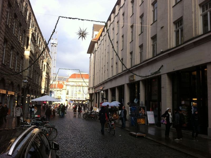 Enge Fußgängerzone mit Kopfsteinpflaster, Eythraer Straße in Leipzig