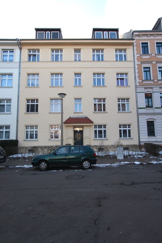 Vier-Geschoss-Wohnhaus mit beiger Fassade, Eythraer Straße in Leipzig-Kleinzschocher