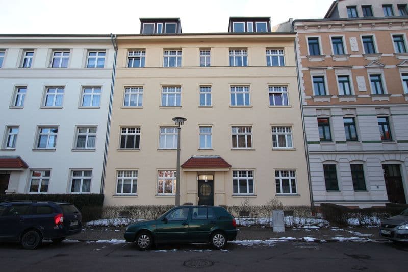 Vierstöckiges Gründerzeithaus mit beigefarbener Fassade, Eythraer Straße in Leipzig