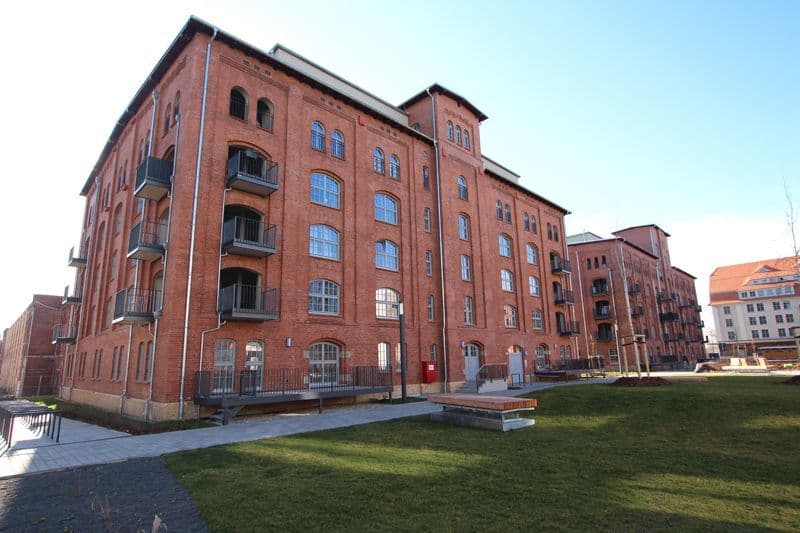 Fünfgeschossiges Backsteingebäude mit Mansarddach, Fehmarner Straße in Leipzig-Möckern