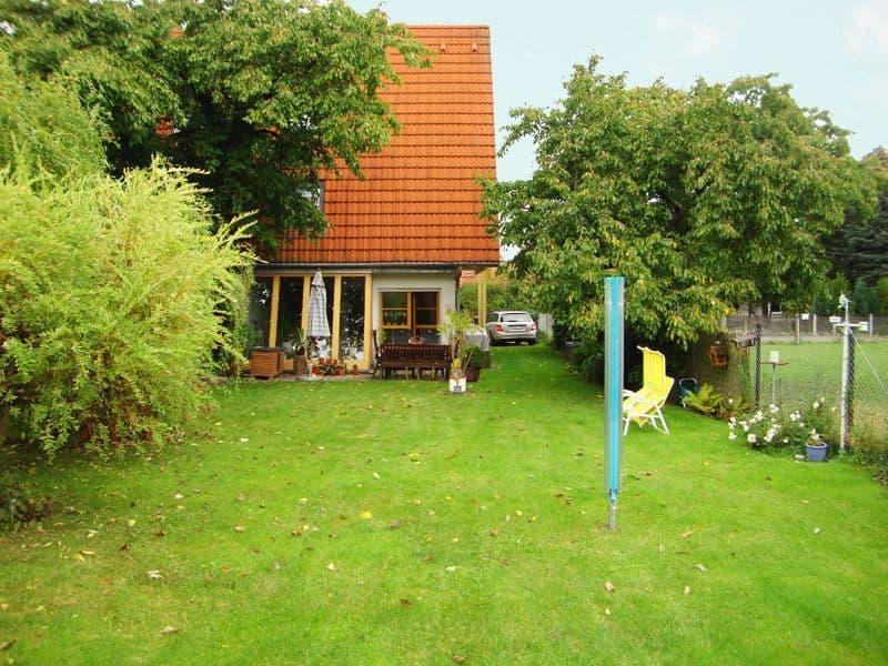 Einfamilienhaus mit Satteldach und Ziegeln, Terrasse, großer Garten mit Rasen und Hecken, Feldstraße in Leipzig-Holzhausen