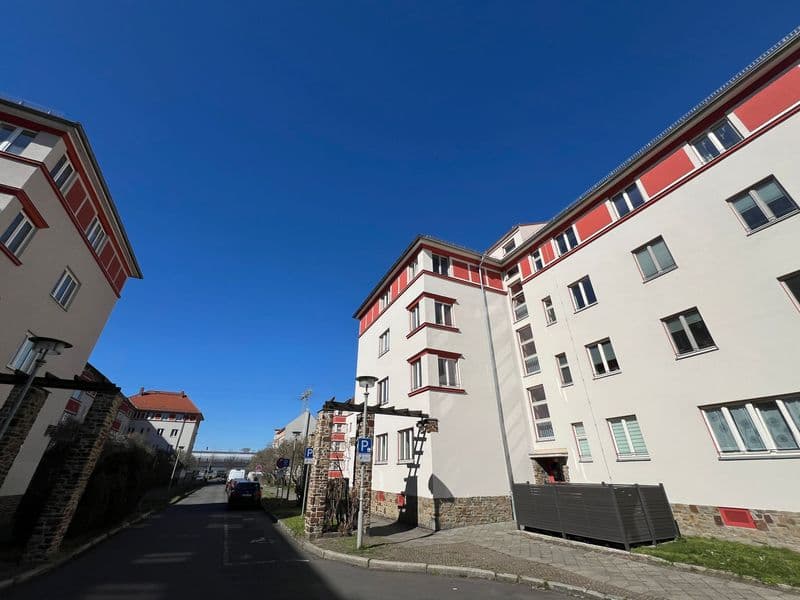 Mehrgeschossiges Wohnhaus mit Klinkersteinfassade in Rot und Weiß, Fliederhof in Leipzig-Schönefeld-Abtnaundorf