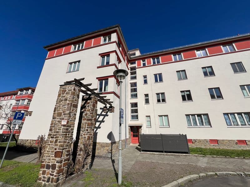 Mehrgeschossiges Wohngebäude mit Klinkersteinfassade in Rot und Creme, Fliederhof in Leipzig-Schönefeld-Abtnaundorf