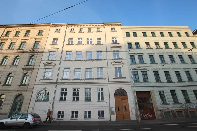 Fünfgeschossiges Gründerzeithaus mit heller Putzfassade, Friedrich-Ebert-Straße in Leipzig