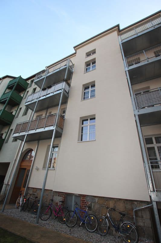 Fünfgeschossiges Wohnhaus mit beiger Fassade, Balkonen an der Seite, Friedrich-Ebert-Straße in Leipzig