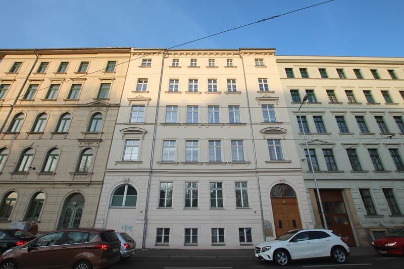 Gründerzeitfassade, fünfgeschossig, Putzfassade mit Fensterachsen, Friedrich-Ebert-Straße in Leipzig