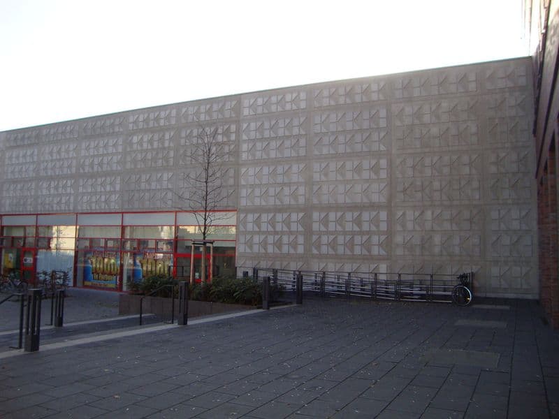 Modernes Gebäude mit geometrisch gemusterter Betonwandfassade, Georg-Schumann-Straße in Leipzig