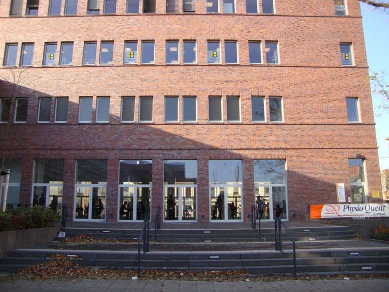 Vierstöckiger Backsteinbau mit regelmäßigen Fensterreihen, Georg-Schumann-Straße in Leipzig-Gohlis-Süd