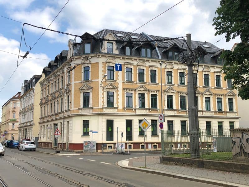 Gründerzeitblock mit vier Geschossen, gelber Putzfassade, Georg-Schwarz-Straße in Leipzig-Altlindenau