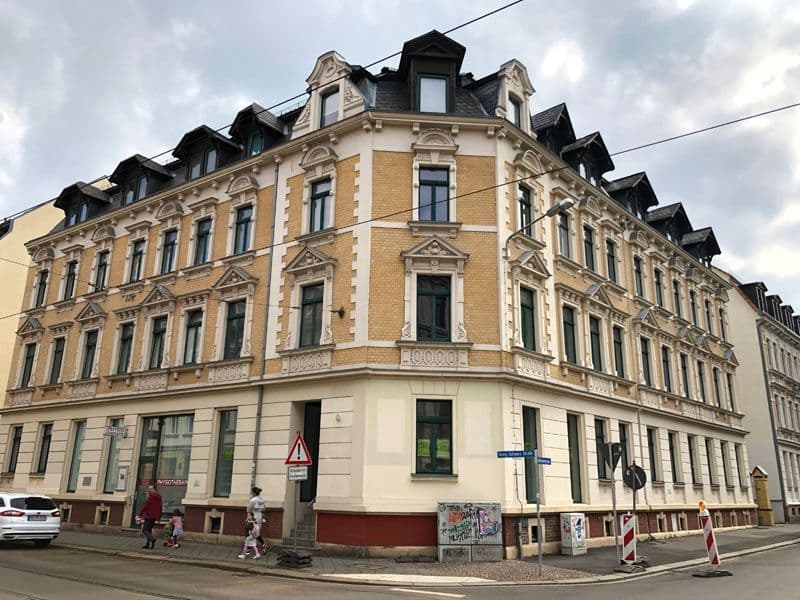 Vier-Geschoss-Gründerzeitbau mit Mansarddächern, Ziegelfassade in Gelb und Creme, Georg-Schwarz-Straße in Leipzig