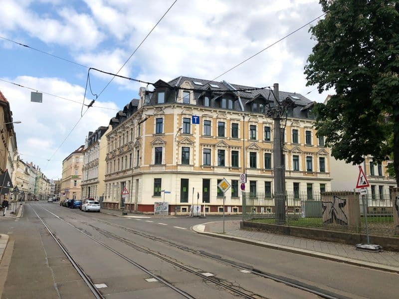 Gründerzeitgebäude, fünfgeschossig, gelbe Fassade mit Mansarddach, Georg-Schwarz-Straße in Leipzig-Altlindenau
