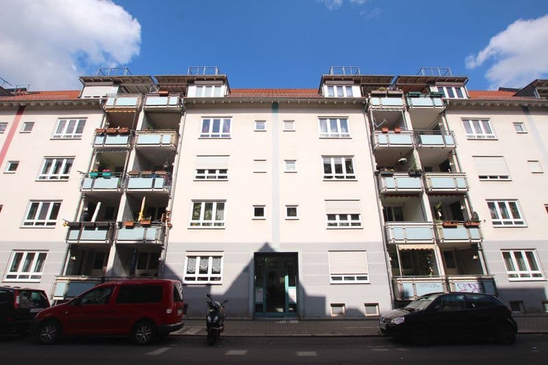 Fünfgeschossiges Wohnhaus mit Ziegeldach, verputzte Fassade in Creme und Rosa, Geraer Straße in Leipzig-Altlindenau