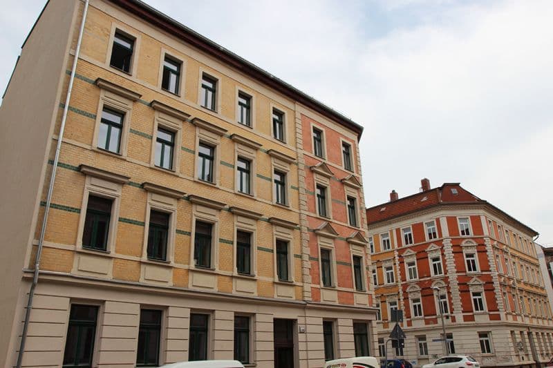 Fünfgeschossiges Wohnhaus mit gelber Backsteinfassade und horizontalen Gesimsen, Geraer Straße in Leipzig-Altlindenau