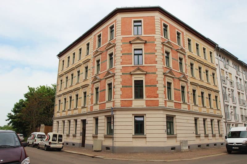 Viergeschossiges Eckgebäude mit rotem Backstein, Natursteingliederung und Mansardendach, Geraer Straße in Leipzig-Altlindenau