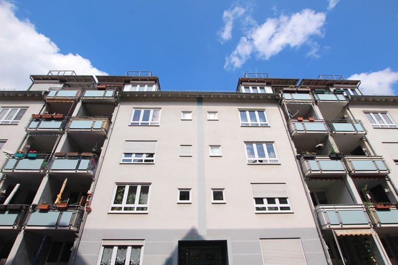 Fünfgeschossiges Wohnhaus mit heller Fassade, Geraer Straße in Leipzig-Altlindenau