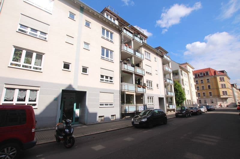 Viergeschossiges Wohngebäude mit heller Fassade, Balkonen an der Seite, Geraer Straße in Leipzig