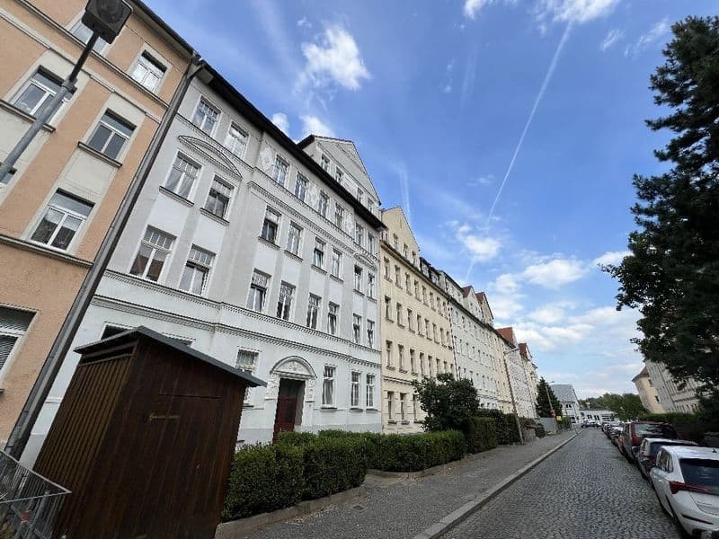 Fünfgeschossige Gründerzeitbauten mit Satteldächern, helle Fassaden, Pflasterhofeinfahrt, Gotzkowskystraße in Leipzig