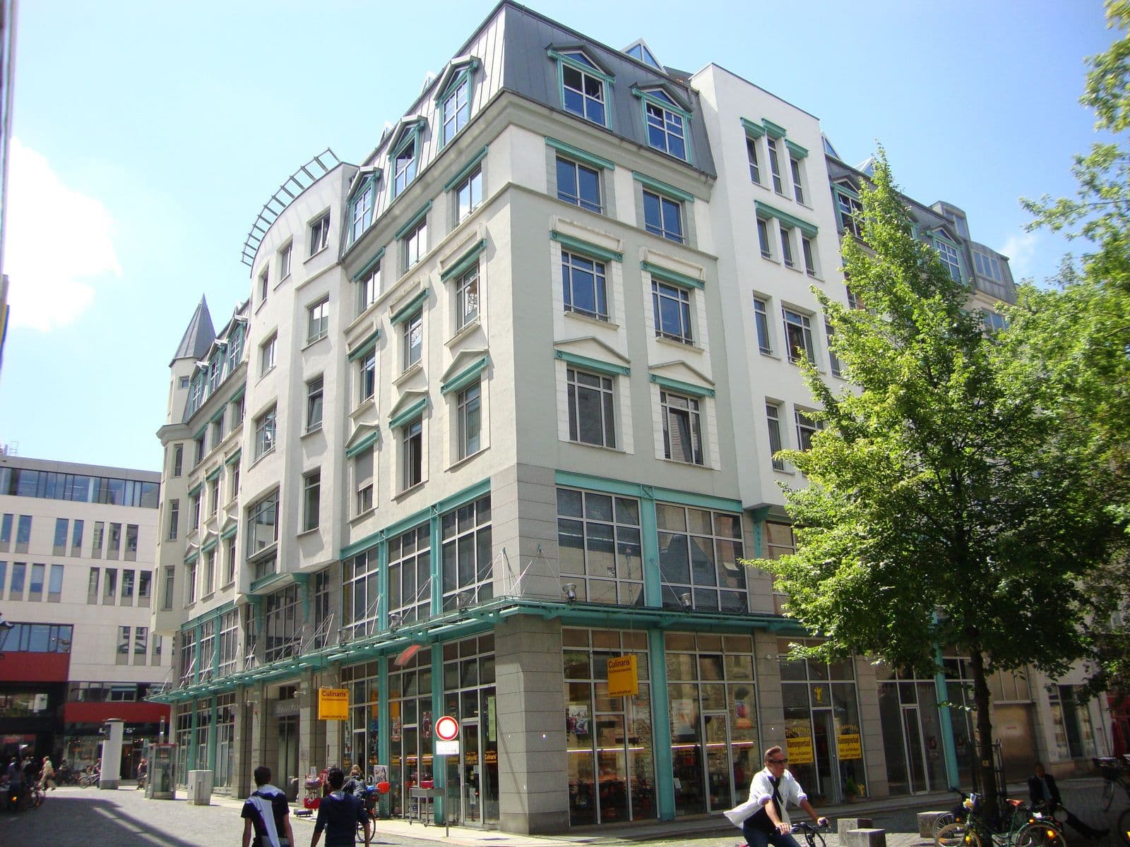 Fünfgeschossiges Wohngebäude mit Mansardendach und Eckturm, Sandsteinfassade, Grimmaische Straße in Leipzig