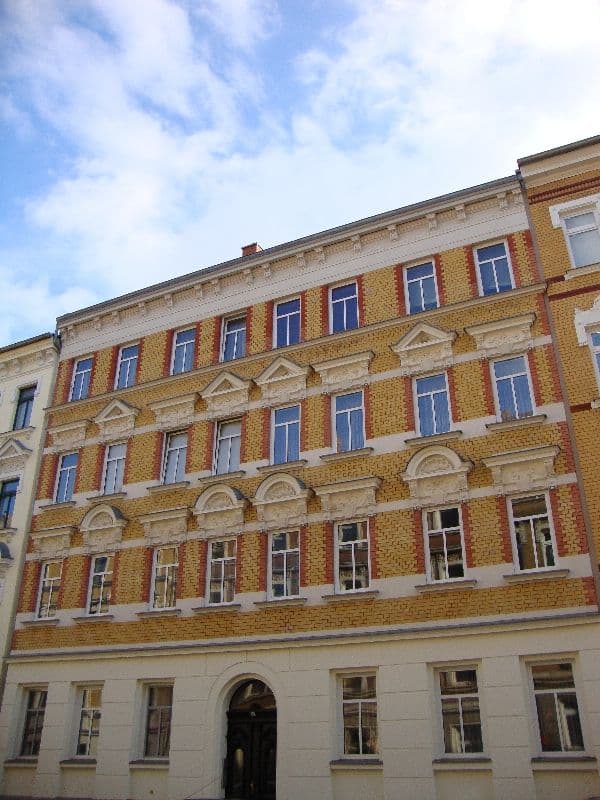 Gründerzeitfassade mit vier Geschossen, gelbe Backsteine, Güntherstraße in Leipzig-Altlindenau