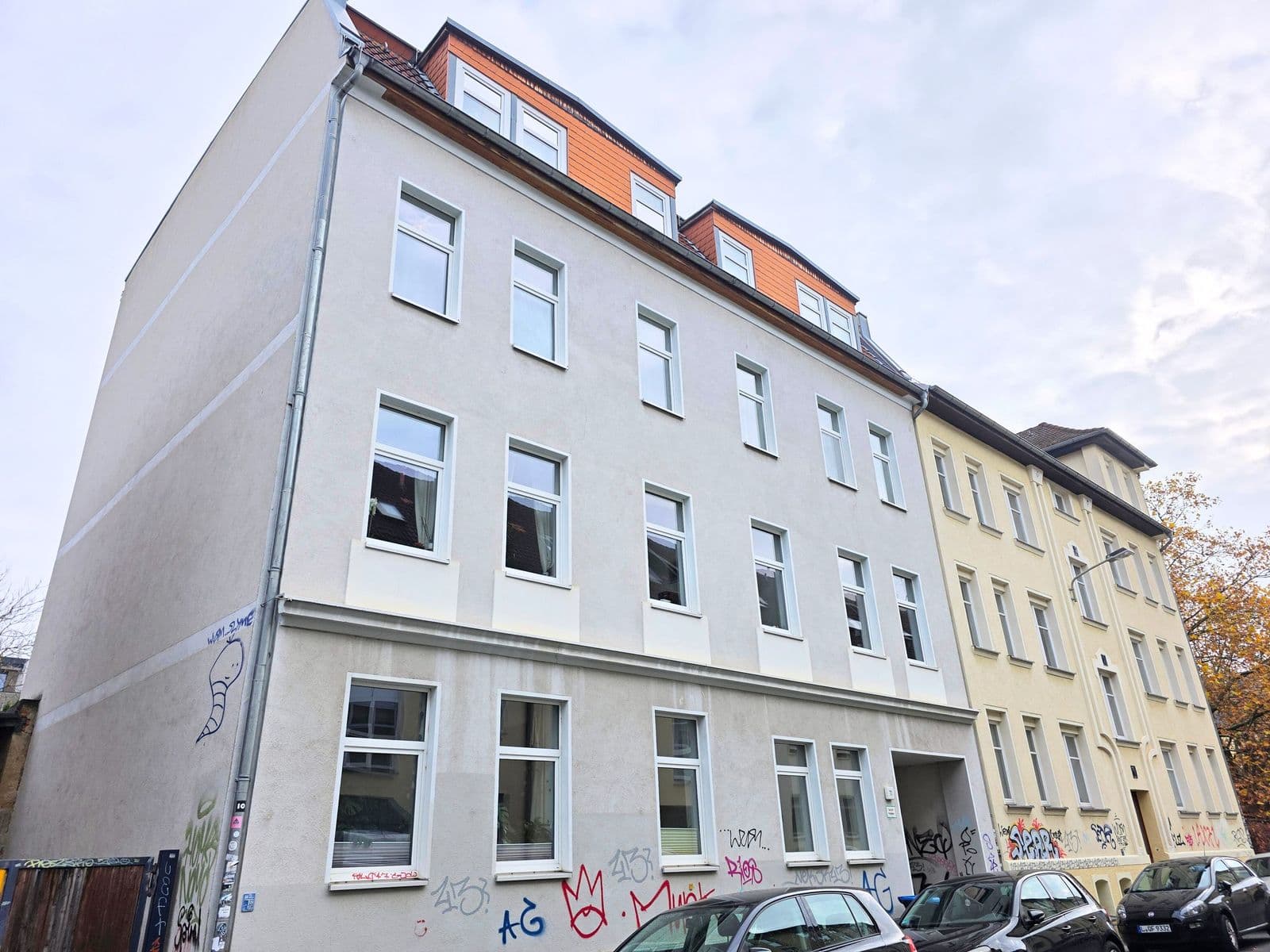 Viergeschossiges Wohnhaus mit grauer Putzfassade, Hähnelstraße in Leipzig-Lindenau