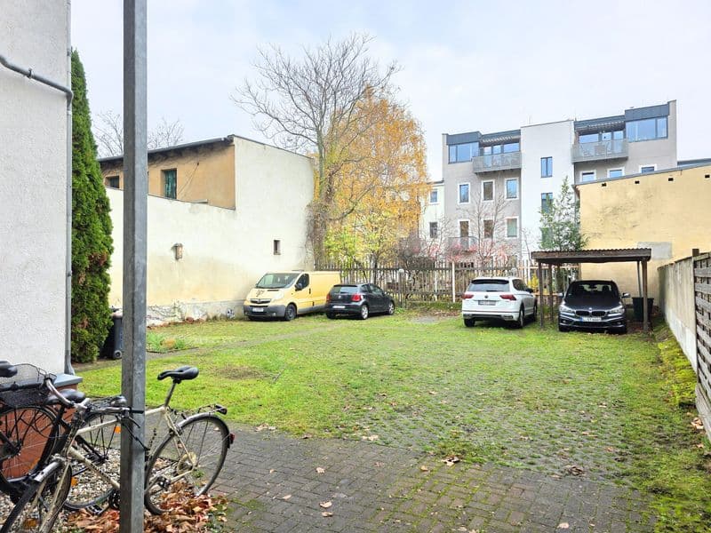Innenhofbereich mit Graspflaster, geparkte Pkw, Carport, mehrgeschossige Wohngebäude, Hähnelstraße in Leipzig-Lindenau