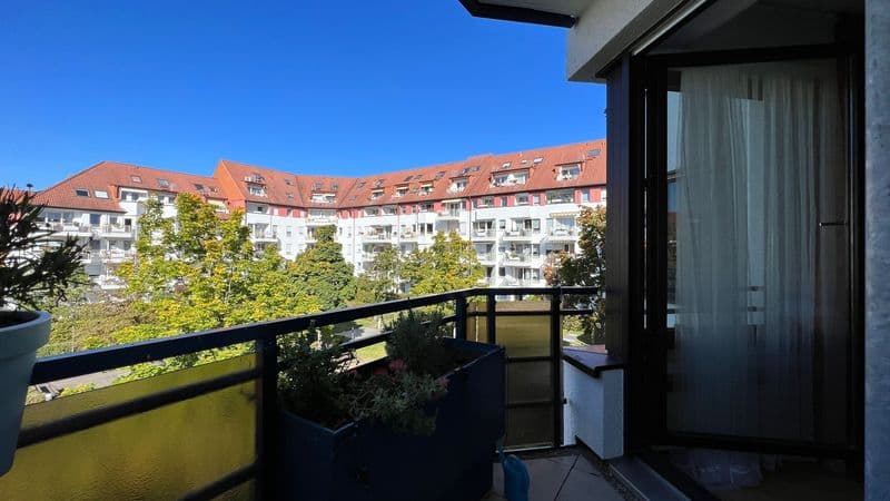 Balkon mit schwarzem Geländer und Blick auf mehrgeschossiges Wohngebäude mit Ziegeldach, Hermelinstraße in Leipzig-Paunsdorf