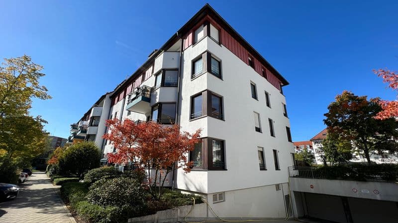 Vier-Geschoss-Wohngebäude mit weißer Fassade, Hermelinstraße in Leipzig-Paunsdorf