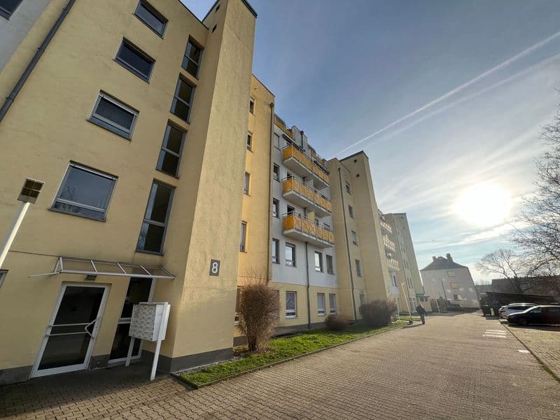 Mehrgeschossige Wohnblöcke mit gelber und weißer Fassade, Balkone, Horst-Heilmann-Straße in Leipzig-Möckern