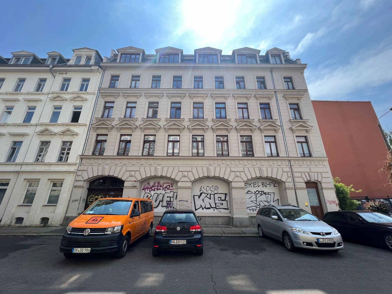 Fünfgeschossiges Gründerzeithaus mit Mansarddach und Stuckelementen, Husemannstraße in Leipzig-Neustadt