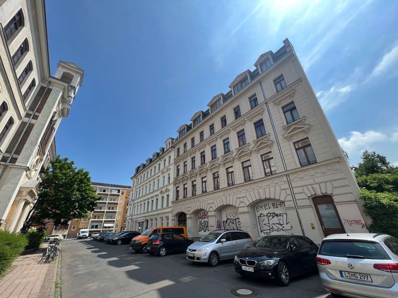 Fünfgeschossiger Gründerzeitbau mit Mansardendach, Stuckfassade und Fensterreihen, Husemannstraße in Leipzig-Neustadt