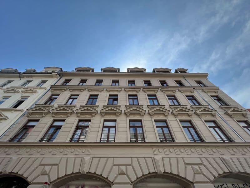 Fünfgeschossiges Gründerzeitgebäude mit Mansardendach, Husemannstraße in Leipzig-Neustadt