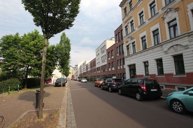 Gründerzeitliche Wohnhäuser vier bis fünf Geschosse mit Klinker- und Putzfassaden, Industriestraße in Leipzig