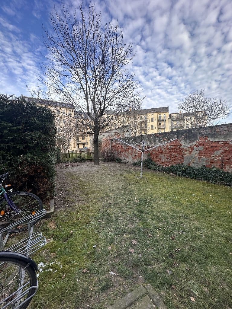 Grünfläche mit unbeertem Baum, Karl-Ferlemann-Straße in Leipzig-Altlindenau