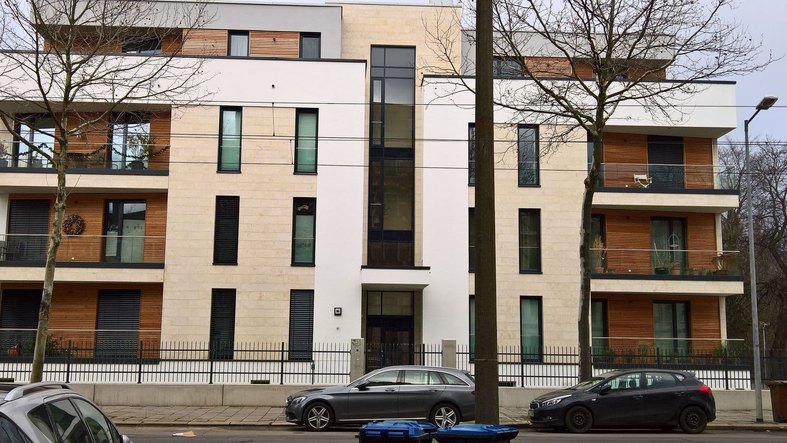 Moderne Wohnanlage mit vier Geschossen, Fassade aus Backstein und Holz, große Fenster, Karl-Heine-Straße in Leipzig-Plagwitz