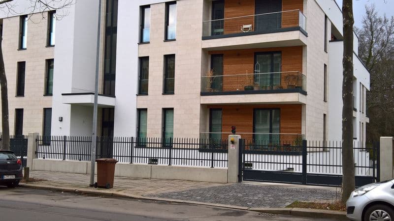 Mehrfamilienhaus mit vier Geschossen, helle Putzfassade, Balkone mit Holzbrüstungen, Karl-Heine-Straße in Leipzig-Plagwitz