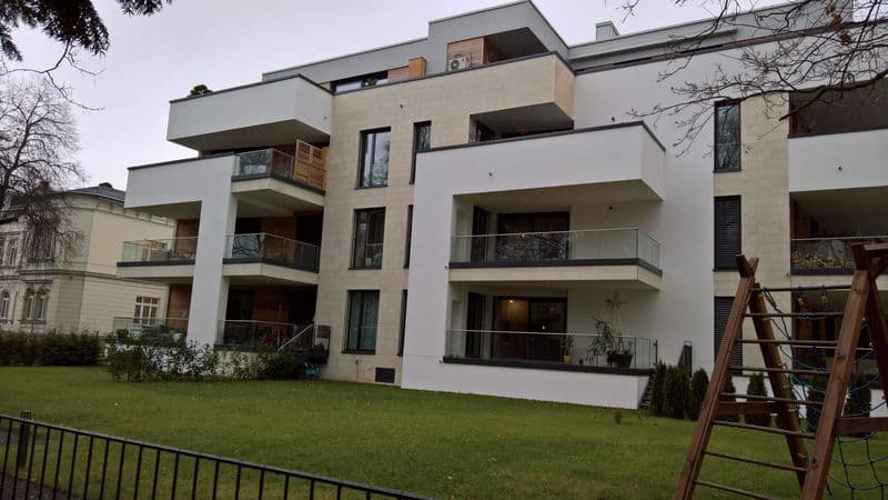 Modernes viergeschossiges Wohnhaus mit weißer Fassade, Flachdach und großen Balkonen, Karl-Heine-Straße in Leipzig-Plagwitz