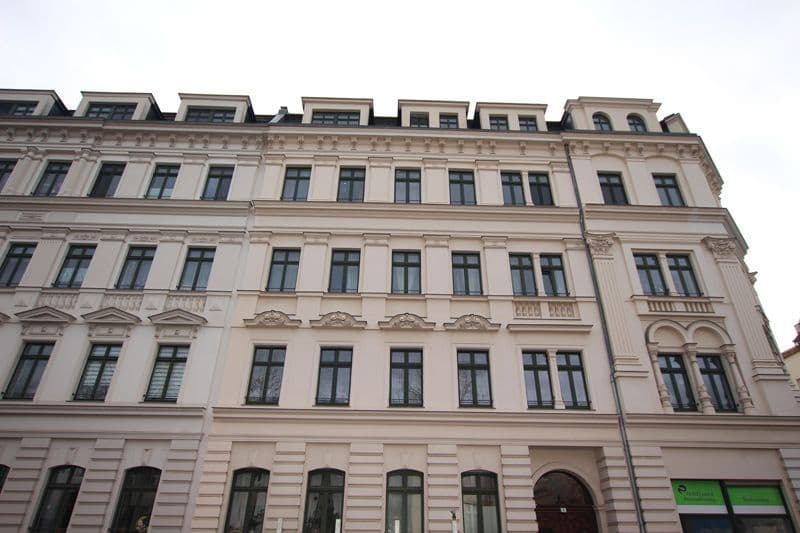 Fünfgeschossiges Gründerzeithaus mit Mansardendach, heller Fassade, Karl-Heine-Straße in Leipzig-Plagwitz