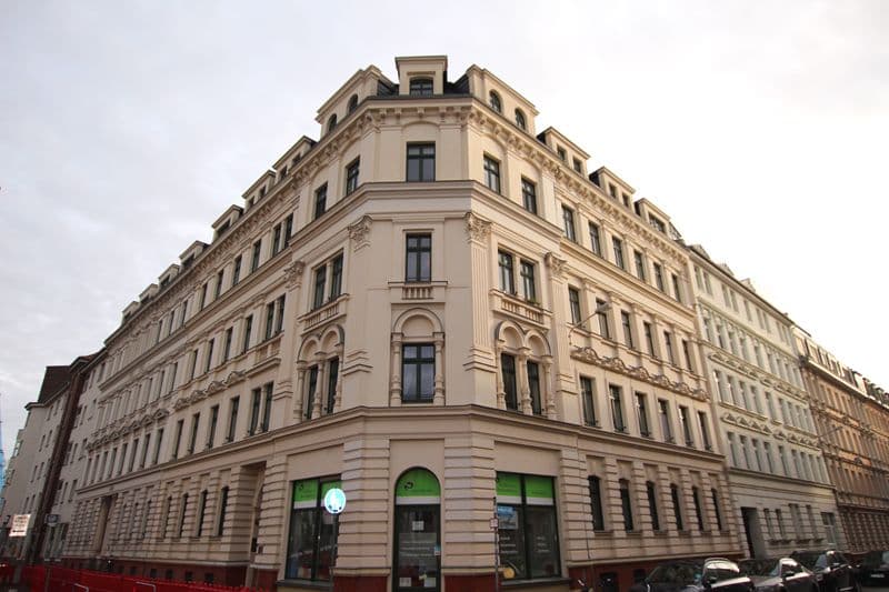 Fünfgeschossiger Gründerzeitbau mit Mansarddach, Karl-Heine-Straße in Leipzig-Plagwitz