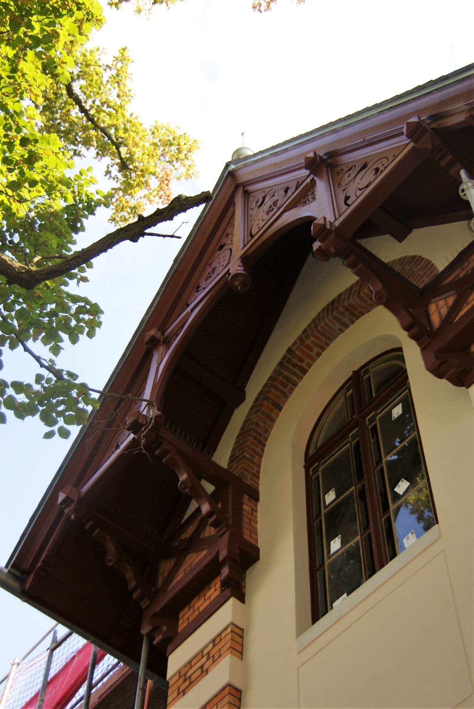 Historische Fassade mit cremefarbener Putzschicht, Koburger Straße in Leipzig-Connewitz