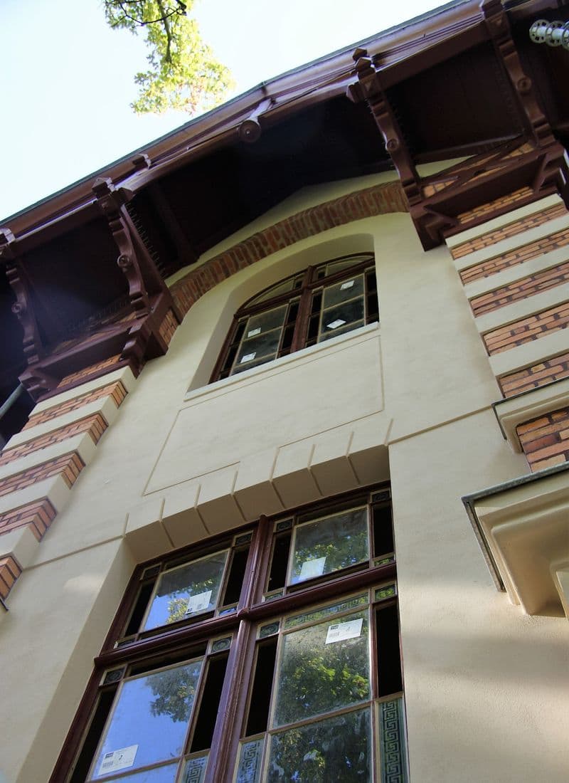Fassadendetail mit geschwungener Erkerausbuchtung, Putzfläche, Koburger Straße in Leipzig-Connewitz