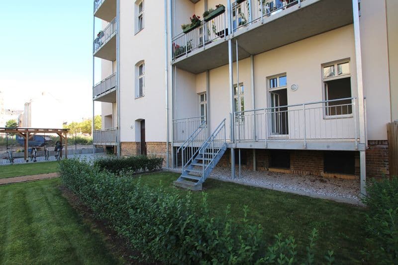 Modernes Mehrfamilienhaus mit vier Geschossen, Backsteinunterbau, Kurt-Eisner-Straße in Leipzig-Südvorstadt