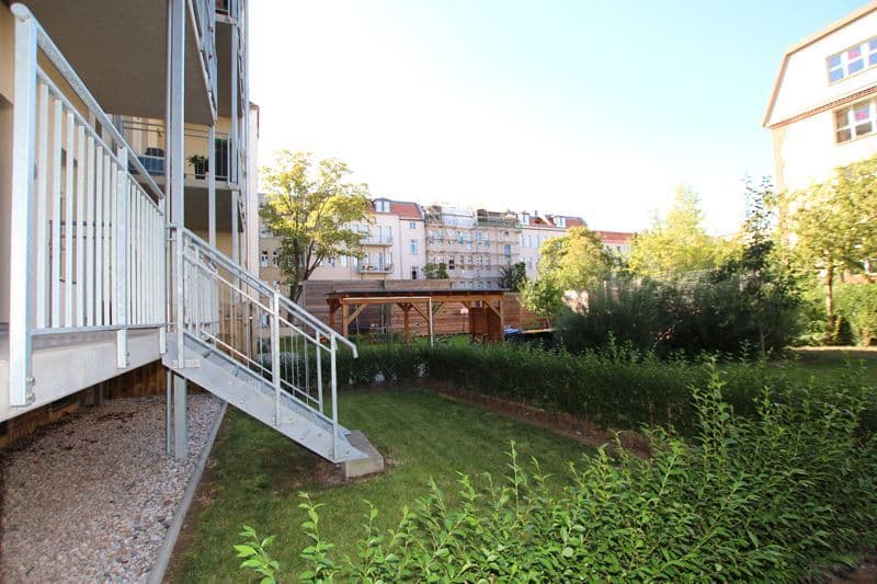 Gartenansicht mit Treppe und Geländer zum Wohngebäude, Rasenflaeche, Hecken, Kurt-Eisner-Straße in Leipzig-Südvorstadt