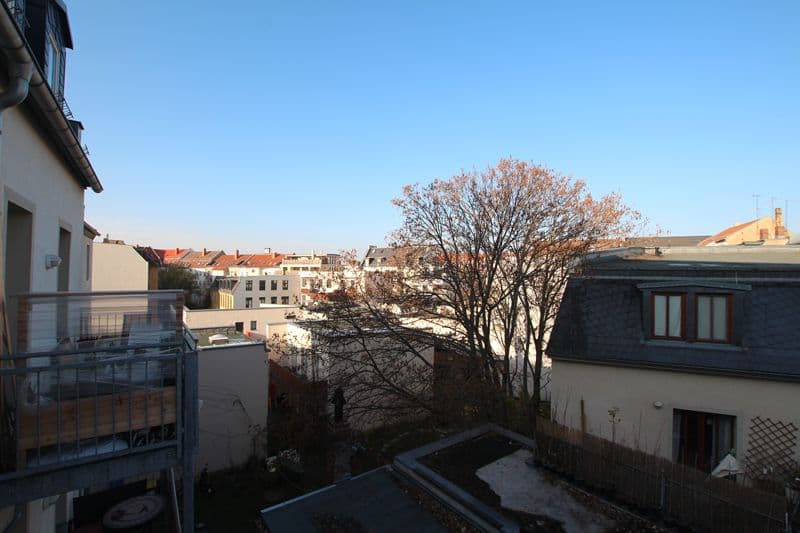 Blick über Innenhof mit Laubbaum auf mehrstöckige Wohnhäuser mit Ziegeldächern, Lauchstädter Straße in Leipzig-Plagwitz