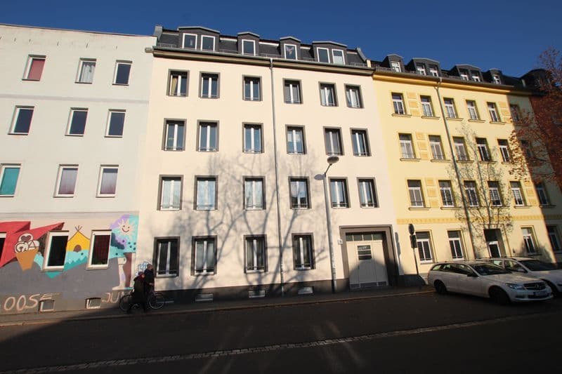 Fünfgeschossiges Wohnhaus mit Mansardendach, Putzfassade in Creme und Gelb, Lauchstädter Straße in Leipzig-Plagwitz
