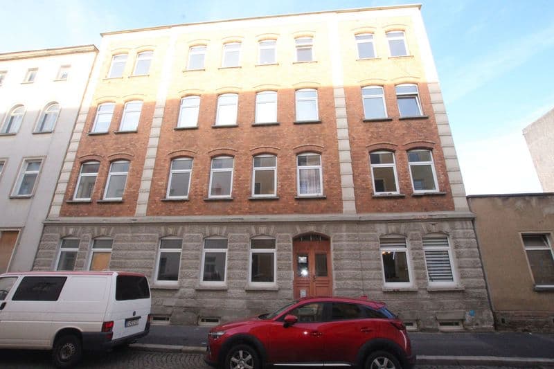 Fünfgeschossiges Wohngebäude mit Backsteinfassade im unteren Bereich und heller Putzfassade, Lauchstädter Straße in Leipzig
