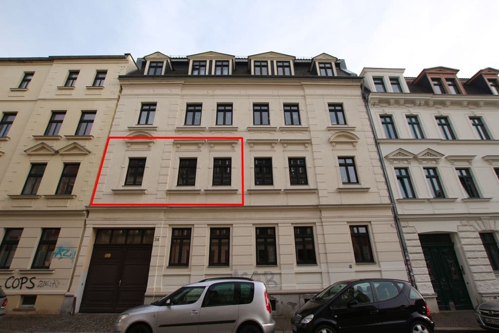 Viergeschossiges Gründerzeithaus mit Mansardendach und Stuckelemente, helle Fassade, Leopoldstraße in Leipzig-Connewitz