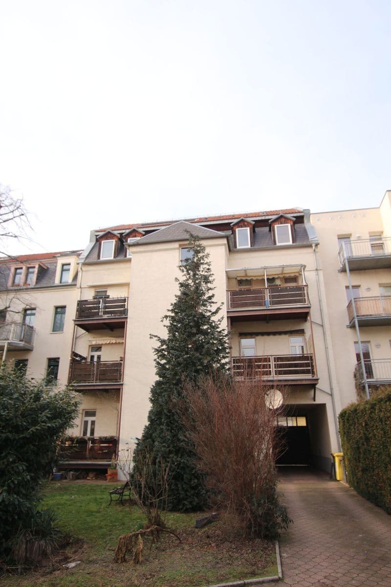 Mehrfamilienhaus mit Mansarddach, Putzfassade, Balkone mit Metallgeländern, Begrünung, Leopoldstraße in Leipzig-Connewitz
