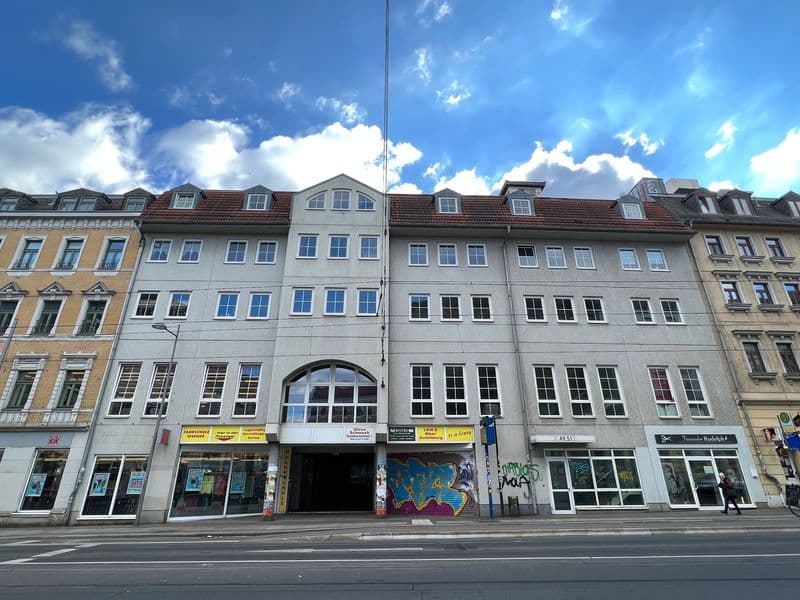 Fünfgeschossiges Wohnhaus mit Mansardendächern, grauer Putzfassade, Lützner Straße in Leipzig