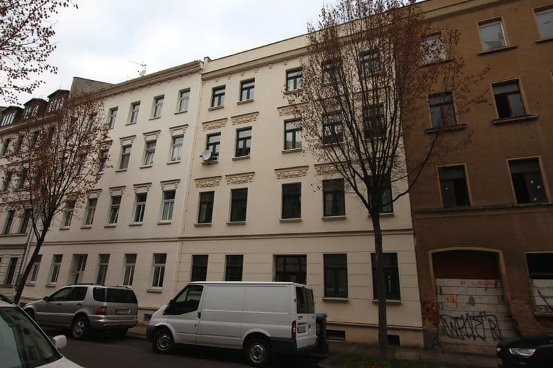 Viergeschossiges Gründerzeithaus mit heller Putzfassade, Mariannen Straße in Leipzig-Neustadt-Neuschönefeld