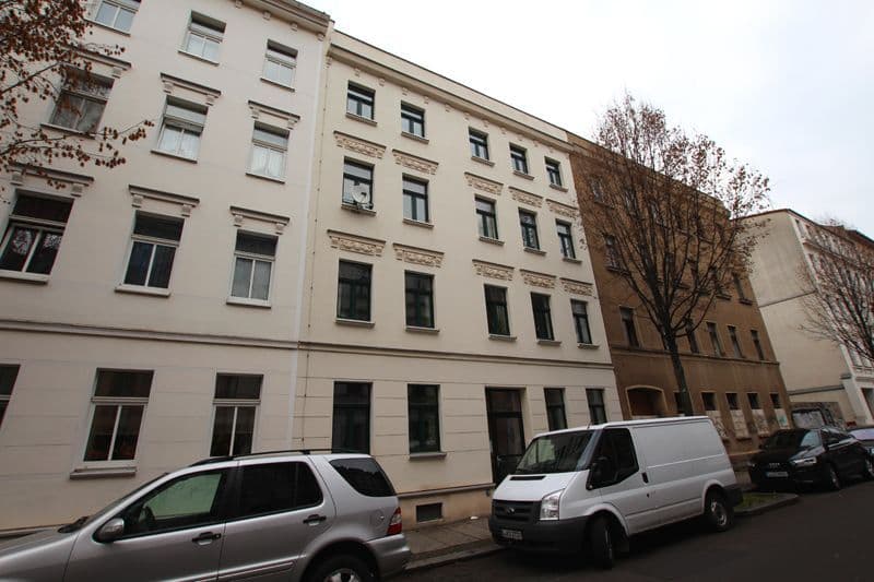 Vier- bis fünfgeschossiges Gründerzeithaus mit Stuckfassade und regelmäßigen Fensterreihen, Mariannen Straße in Leipzig